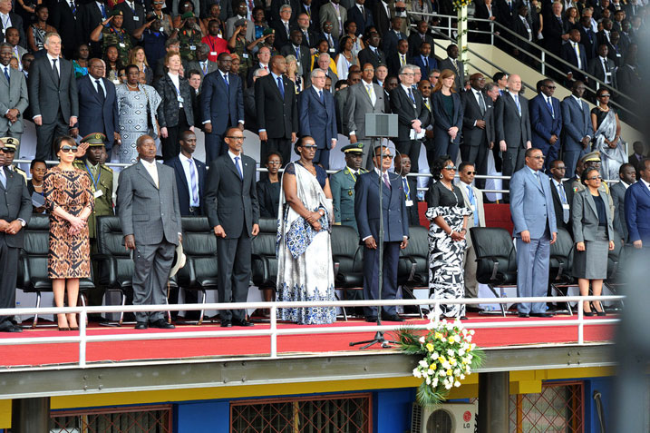 Perezida Kagame n'abandi banyacyubahiro baturutse mu bihugu bitandukanye bafashe umunota bunamira abazize Jenoside yakorewe Abatutsi.