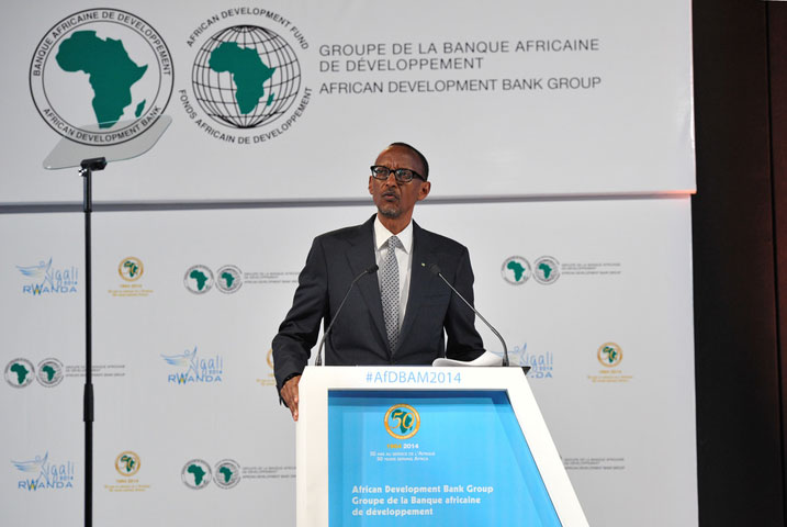 Perezida Kagame ageza ijambo ku bitabiriye inama ya Banki Nyafurika Itsura Amajyambere ibera i Kigali.