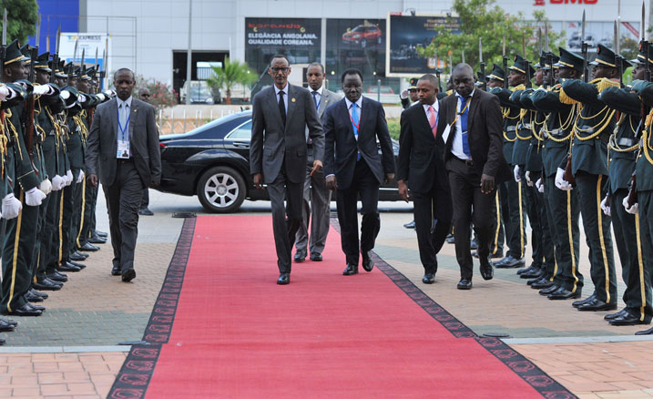 Perezida Kagame ubwo yakirwaga muri Angola aho yitabiriye inama ya ICGLR.