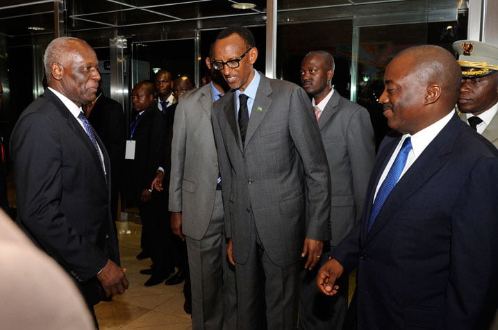 Perezida Kagame na Perezida Kabila bakirwa na mugenzi wabo wa Angola, José Eduardo dos Santos.