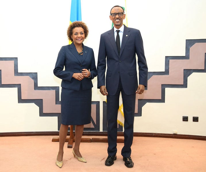 Perezida Kagame na Michelle Jean uhagarariye kaminuza ya Ottawa muri Canada.