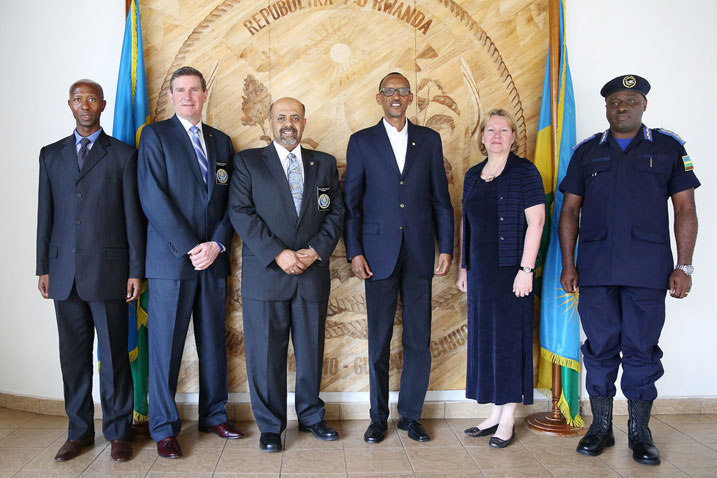 Perezida Kagame, Minisitiri w'umutekano mu gihugu n'umukuru wa Polisi hamwe n'umuyobozi w'ishyirahamwe mpuzamahanga ry'abakuru ba Polisi ku isi n'intumwa zari zimuherekeje.