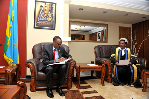 Perezida Kagame hamwe na Margaret Nantongo Zziwa uyoboye EALA.