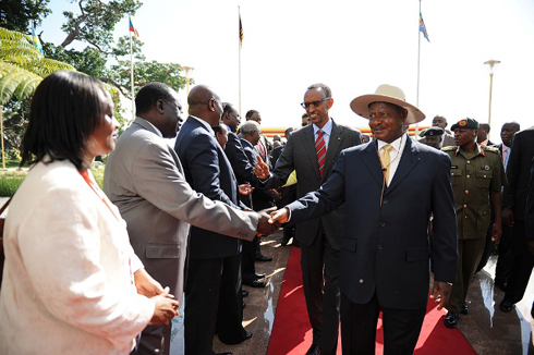 Perezida Museveni yakira Perezida Kagame ubwo yageraga i Kampala.