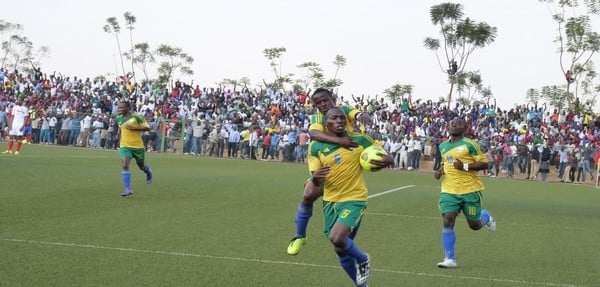 Kagere Meddie ufashe umupira na Ndahinduka Michel umwiruka inyuma nibo batsinze ibitego bibiri by'Amavubi mbere y'uko hitabazwa za penaliti.