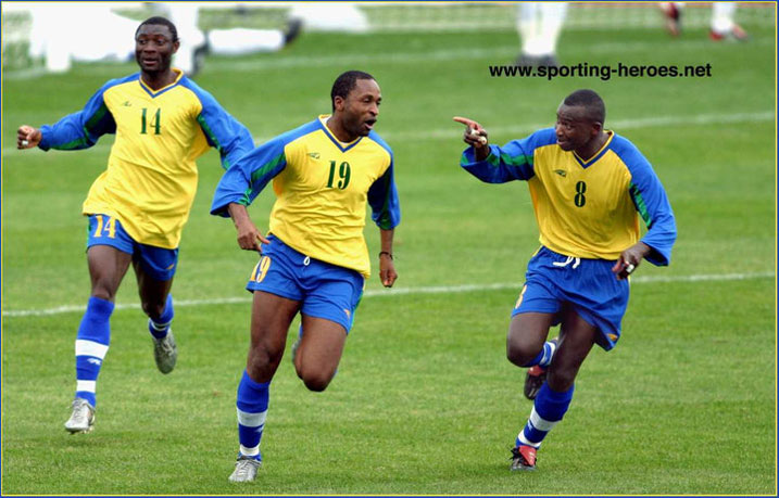 Kamanzi Michel (wambaye numero 8), yakiniye ikipe y'igihugu mu gikombe cya Afurika 2004 muri Tuniziya.