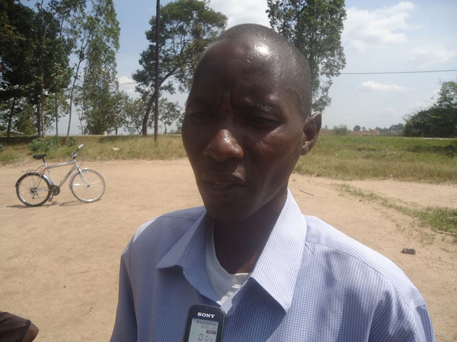 Kamuntu Yesaya uhagarariye bagenzi be birukanwe muri Tanzaniya bacumbikiwe mu kagari ka Rwoga.