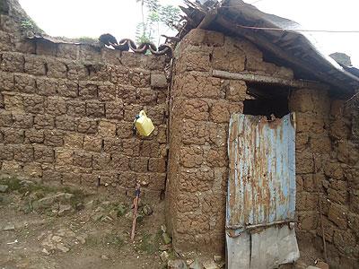 Ubwiherero bw'abaturage bubaho Kandagirukarabe. (foto E.Musanabera)