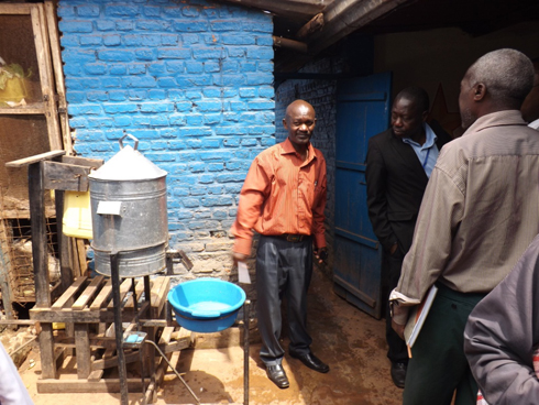 Iyi Kandagirukarabe ifasha abajya muri iyi restora. (foto E.Musanabera)