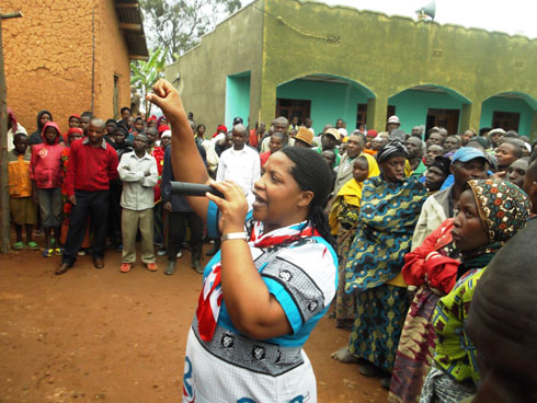 Kandida Depite Mureshyankwano yabwiye abanyarutsiro ko iyi Leta yiteguye kubaha umuhanda wa kaburimbo.
