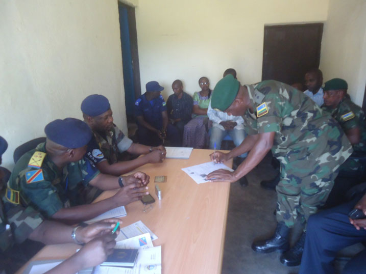 Kapiteni Ahimana Edouard asinya impapuro zemeza ko ashyikirije itsinda rya Joint Verification mecanism umusirikare wa Congo waje mu Rwanda bitemewe n'amategeko.