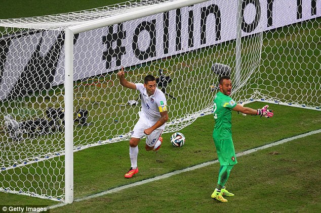 Kapiteni Clint Dempsey yatsinze igitego cya kabiri cya USA.