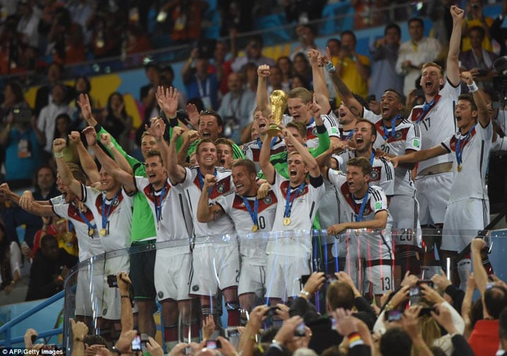 Kapiteni Philipp Lahm na bagenzi be bishimira igikombe cy'isi cya kane begukanye mu mateka y'Ubudage.