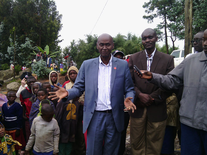 Umunyamabanga Mukuru wa Croix-Rouge mu Rwanda, Karamaga Appolinaire, ageza ijambo rye ku bitabiriye ibyo birori.