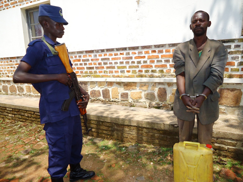 Karibushi uri mu maboko ya Polisi yafatanwe litiro 20 za Kanyanga (Photo: N. Leonard).