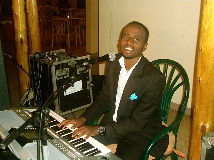 Kayihura Ntwari Didier nawe yanyuze muri korali Maranatha. Ni umuhanzi, atunganya umuziki (Producer) akaba kandi anacuranga ibicurangisho binyuranye.