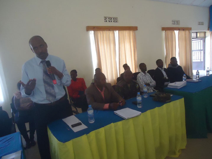 Kayira Paul agaragariza akarere uko bazakora ubu bushakashatsi.