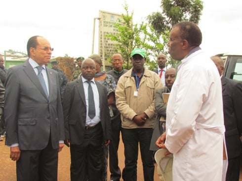 Kengo aganira n'umuganga uvura impunzi z'Abanyekongo zo mu nkambi ya Gihembe.