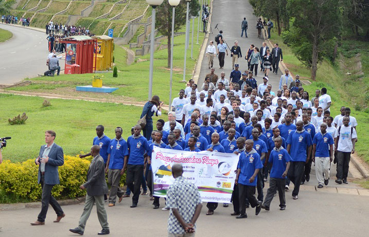Urubyiruko rwavuye muri Kenya kwifatanya n'Abanyarwanda mu rugendo rwamagana Jenoside mu mujyi wa Kigali mu Rwanda.