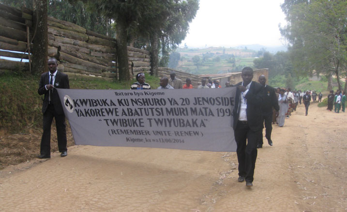 Abakora ku bitaro bya Kigeme bakoze urugendo rwo kwibuka bagana ku rwibutso rwa Gasaka.
