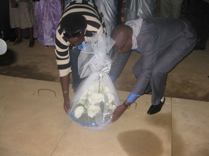 Abakora i Kigeme bashyize indabo z'urwibutso ku mva bunamira abazize Jenoside bose.
