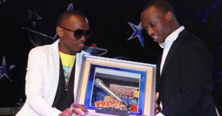 Tom Close watwaye PGGSS1 ashyikiriza igihembo King James wayitwaye ku nshuro ya kabiri mu mwaka ushize.