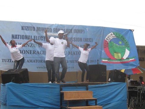 Kizito n'ababyinnyi be bashimishije benshi.