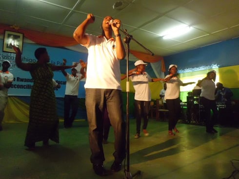 Kizito Mihigo aririmbira Abanyamagabe.