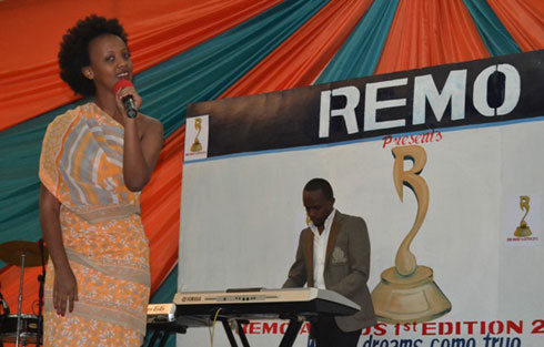 Knowless yaririmbye live acurangirwa Piano na Producer Clement.