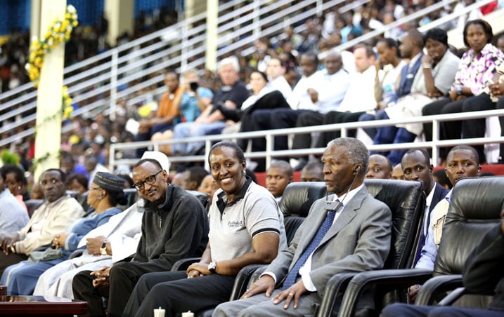 Thabo Mbeki wahoze ayobora Afurika y'Epfo ni umwe mu bitabiriye imihango yo kwibuka Jenoside ku nshuro ya 20 n'urugendo rwamagana ingengabitekerezo yayo.