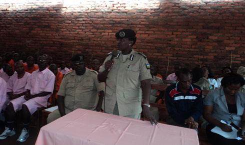 Komiseri Mary Gahonzire asaba abagororwa kudacika ibihano bakatiwe.