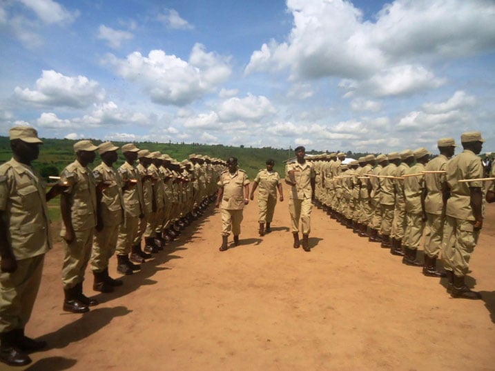 Komiseri Paul Rwarakabije na Mary Gahonzire umwungirije, berekwa abacungagereza basoje amahugurwa y'amezi abiri n'igice yaberaga i Rwamagana.
