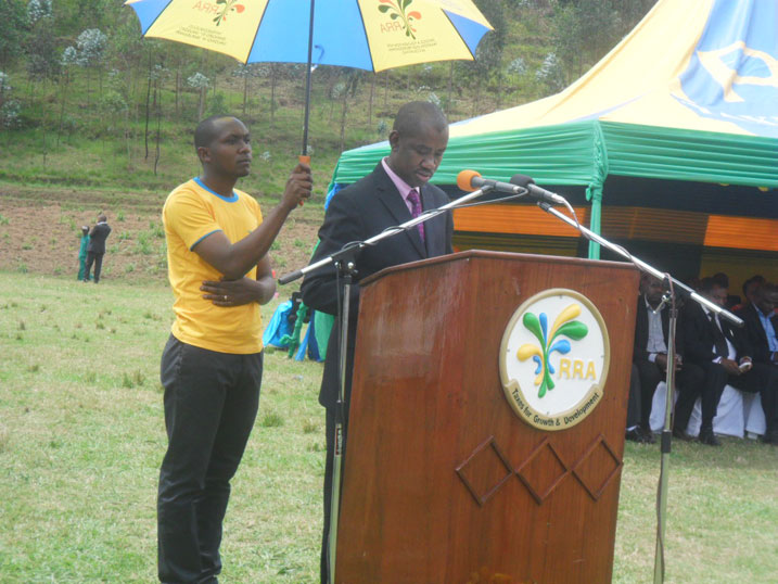 Komiseri mukuru wungirije muri RRA, Rugenintwari Pascal, yasobanuriye abacuruzi akamaro kabo mu iterambere ry'igihugu abashishikariza kutanyereza imisoro.