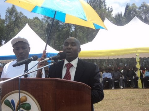 Komiseri Ruyumbu arashishikariza abacuruzi gutanga inyemezabuguzi.