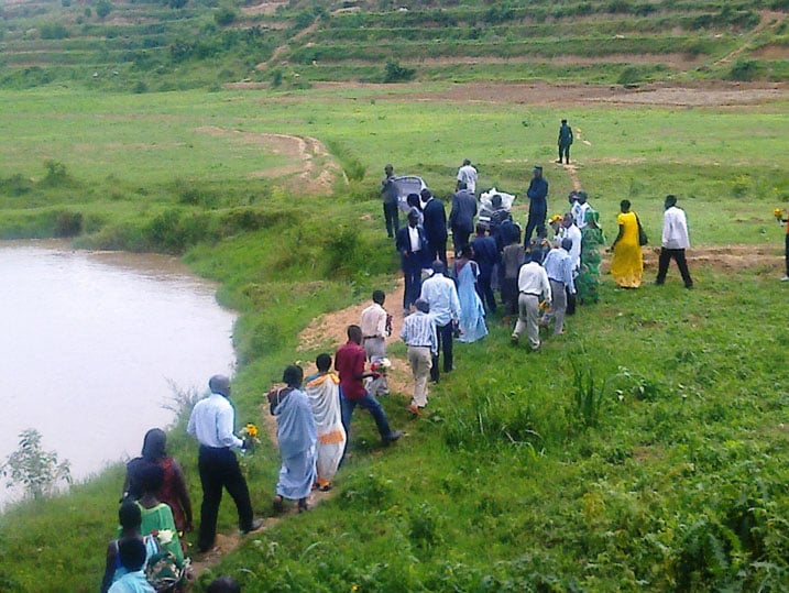 Ku mugezi wa Mwogo wajugumwemo Abatutsi niho urugendo rwasorejwe banahashyira indabo mu rwego rwo kubibuka.