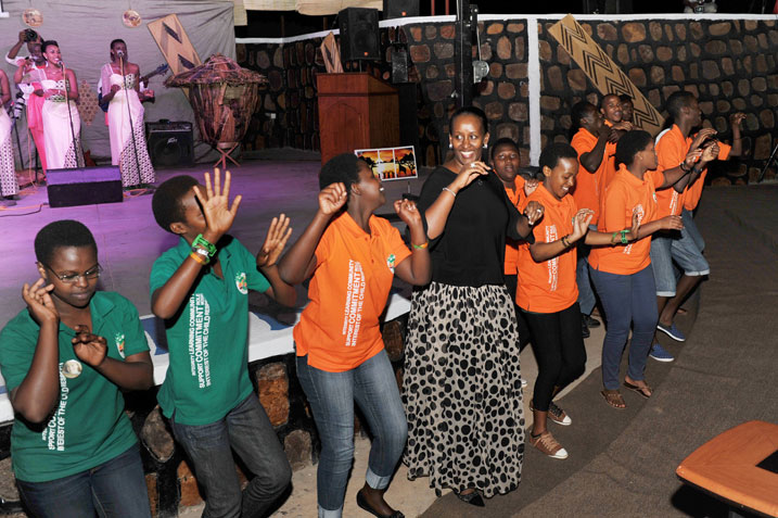 Ku mugoroba, abana bo mu Agahozo Shalom bisanzuye kuri Madame Jeannette Kagame babyinana indirimbo yo kubaka igihugu.