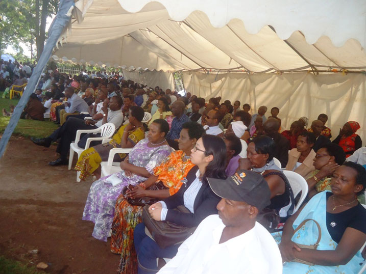 Ku rwibutso rwa Kigabiro, abaturage bari baje kwifatanya mu muhango wo kwibuka ku nshuro ya 20 jenoside yakorewe Abatutsi.
