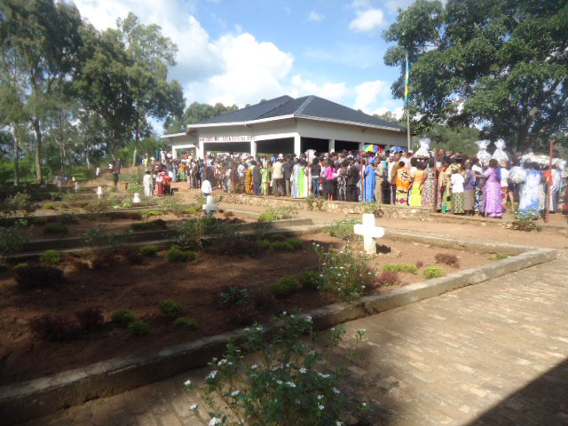 Ku rwibutso rwa jenoside rw'i Kinazi mu gihe cyo gushyingura ku itariki ya 28 Mata 2014.