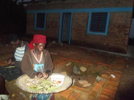 Ku bunani Mukandoli yatonoraga ibishyimbo byo kurarira yishimira ko yinjiye mu mwaka mushya yarubakiwe n'inzu nshya.