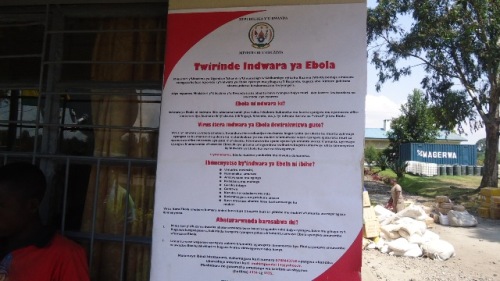 Ku mupaka wa Cyanika hamanitse impapuro zanditse ho uburyo bwo kwirinda Ebola.