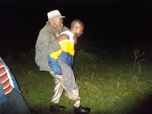 Kubera izabukuru, bamuhetse mu mugongo bamugeza aho inka zari zirambaraye hepfo mu gisambu.