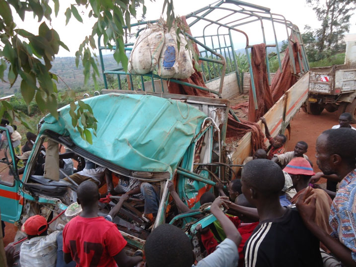 Kubera ko imodoka yagonze umukingo babanje kuyegura ngo abari bayirimo batabarwe.