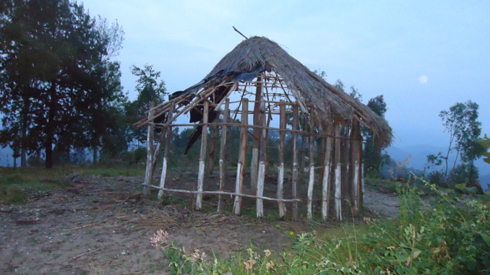 Kumukore wa Rwabugiri hagaragara akazu ka gakondo gashaje cyane.