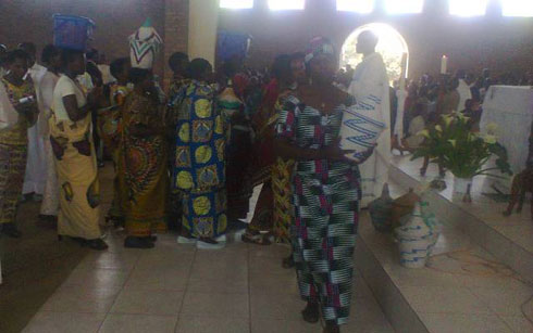 Kuri santarare ya Butete ababyeyi bazanye amapfukire yo guhemba umubyeyi Bikira Mariya bayaherezaga padiri ngo abanze kuyaha umugisha.