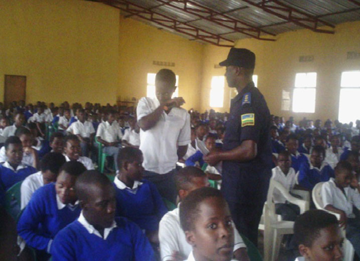 Umuyobozi wa polisi mu karere ka Nyamagabe arasaba abanyeshuri kugira uruhare mu guhangana n