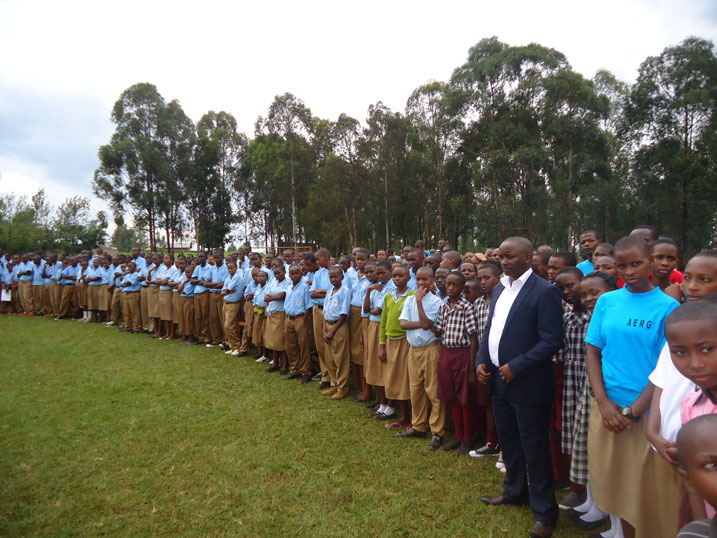Kwakira urumuri i Kayonza byitabiriwe n'abantu biganjemo urunyiruko rw'abanyeshuri.