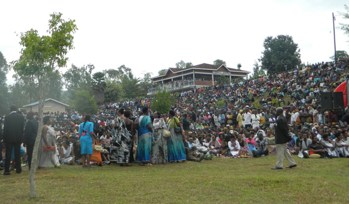 Abanyarwanda benshi bari baje kwibuka no kwifatanya n'abibuka ababo bazize Jenoside i Kamonyi