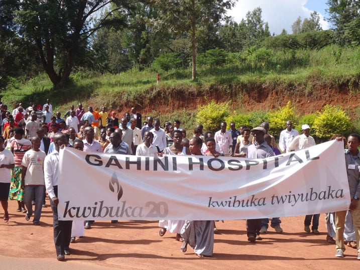 Kwibuka abazize Jenoside b'i Gahini byabanjirijwe n'urugendo rwavuye ku bitaro bya Gahini kugera ku nkengero z'ikiyaga cya Muhazi.
