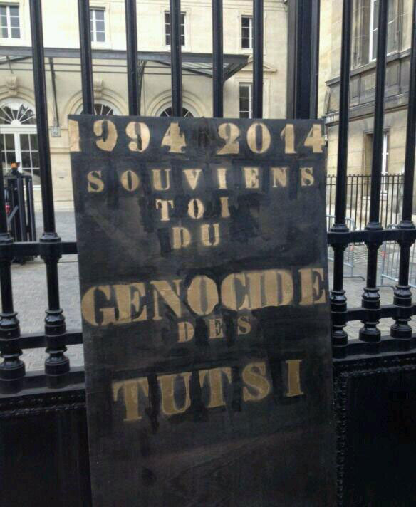 Icyo gihe hari abigaragambyaga bamanitse icyapa i Paris imbere ya minisiteri y'Ububanyi n'amahanga y'Ubufaransa basabaga icyo gihugu kwibuka Jenoside yakorewe Abatutsi mu Rwanda, bamwe bahora bashinja Ubufaransa kugiramo uruhare.