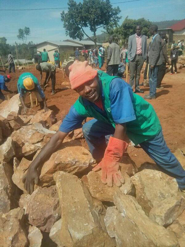 Kwizera utuye i Nyamirambo nawe yazindutse mu muganda ngo yiyubakire igihugu.